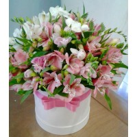 Букет с фрезией и альстромерией "Мелодия свежести"